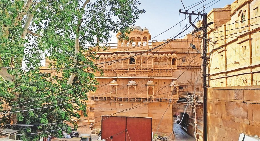 स्वर्णनगरी सोनार किला पर तारो का ग्रहण आने वाले सैलानी निराश